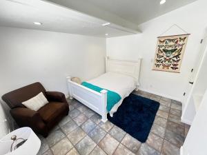 Cozy Family Hideaway, sleeps 8, 4 tv's yard, shops客房内的一张或多张床位
