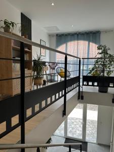 eine Treppe in einem Zimmer mit Topfpflanzen in der Unterkunft L'Obsidienne in Virecourt