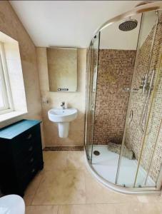 un bagno con doccia e lavandino di Barn near York with hot tub - Perfect for Groups and Families a York Altre 32 foto
