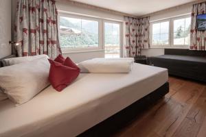 A bed or beds in a room at Panoramablick Sölden