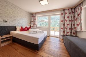 pokój hotelowy z łóżkiem i oknem w obiekcie Panoramablick Sölden w Solden