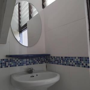 une salle de bain avec un lavabo et un miroir dans l'établissement Sleepwith me Hostel, à Bangkok