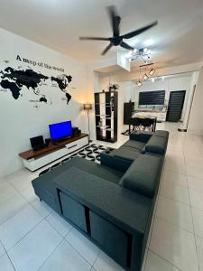 una sala de estar con sofá y un mapa del mundo en la pared en Home at Durian Tunggal, en Kampong Ayer Resam