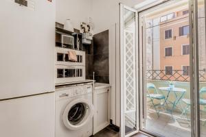 A kitchen or kitchenette at BBHOME Comfort apartment near Colosseum