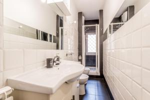 A bathroom at BBHOME Comfort apartment near Colosseum