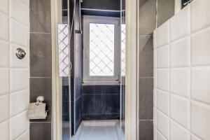 A bathroom at BBHOME Comfort apartment near Colosseum
