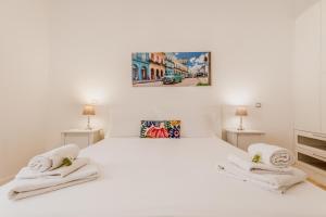 A bed or beds in a room at BBHOME Comfort apartment near Colosseum