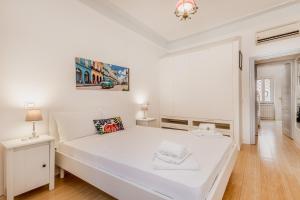 A bed or beds in a room at BBHOME Comfort apartment near Colosseum