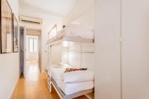 A bed or beds in a room at BBHOME Comfort apartment near Colosseum