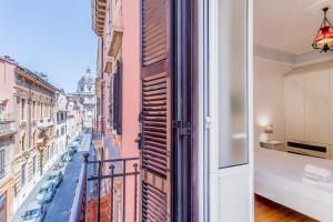 A bed or beds in a room at BBHOME Comfort apartment near Colosseum
