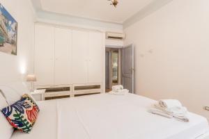 A bed or beds in a room at BBHOME Comfort apartment near Colosseum