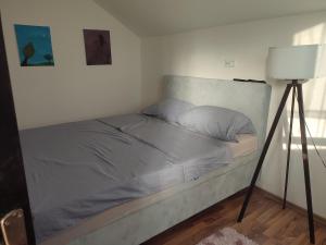 Una cama o camas en una habitación de Apartman Adin