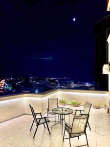 ゴーレムにあるGibel Apartmentsの- パティオ(夜間は椅子、テーブル付)