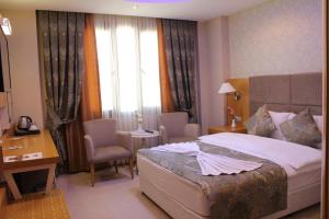Postel nebo postele na pokoji v ubytování Adana Yukselhan Hotel