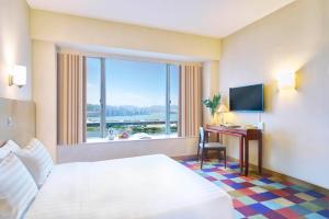 Rúm í herbergi á Hotel COZi Harbour View +11 myndir