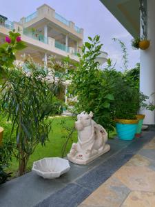a statue of a dog in front of a building at Dá Bungalow - A Vacation Abode in Agra +114 photos