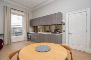 Gallery image of Flat with Majestic views in West End Wonderland in Edinburgh +18 photos