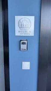 ニキアナにあるRegium Studioの「reium studios」と書かれた青い機械 +3枚の写真