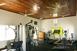 un gimnasio con varios equipos de ejercicio en una habitación en Galu Inn en Diani Beach