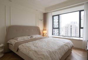 Un ou plusieurs lits dans un hébergement de l'établissement Eastern Hub - Bund Branch 3-Bedroom Near Yuyuan Garden, Nanjing Road with Shanghai Tower Views, Near Subway