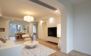un soggiorno con un divano e una TV di Eastern Hub - Bund Branch 3-Bedroom Near Yuyuan Garden, Nanjing Road with Shanghai Tower Views, Near Subway a Shanghai