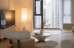 Télévision ou salle de divertissement dans l'établissement Eastern Hub - Bund Branch 3-Bedroom Near Yuyuan Garden, Nanjing Road with Shanghai Tower Views, Near Subway