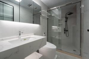 Salle de bains dans l'établissement Eastern Hub - Bund Branch 3-Bedroom Near Yuyuan Garden, Nanjing Road with Shanghai Tower Views, Near Subway