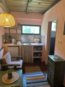 Una pequeña cocina con una mesa y un fregadero. en Guest house Pikec, en Bezdan