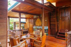 a dining room with a table and chairs at Klong Suan Plue Resort in Phra Nakhon Si Ayutthaya