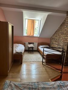 Un dormitorio con dos literas y una ventana. en Guest house Pikec, en Bezdan