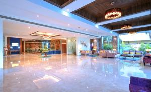 アグラにあるGolden Tulip Agraの建物内のソファと椅子のあるロビー +37枚の写真