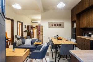 Η κουζίνα ή μικρή κουζίνα στο Jeannette's Seaside Getaway - Kalamata Urban Gem