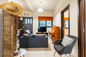 Μια τηλεόραση ή/και κέντρο ψυχαγωγίας στο Jeannette's Seaside Getaway - Kalamata Urban Gem