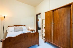 Ένα ή περισσότερα κρεβάτια σε δωμάτιο στο Jeannette's Seaside Getaway - Kalamata Urban Gem