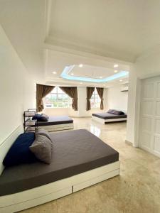 un dormitorio con dos camas en una habitación en DeGarden House Bangi, en Kajang