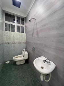 un baño con lavabo e inodoro en DeGarden House Bangi, en Kajang