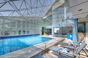 Bazén v ubytování La Quinta by Wyndham Abu Dhabi Al Wahda nebo v jeho okolí