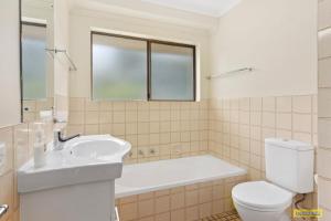 Un baño con lavabo, inodoro y bañera. en Lowtide 13a Battunga Ave Port Elliot - No Linen Included, en Port Elliot