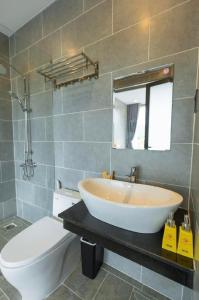 Koupelna v ubytování Khương Tho Hotel + 27 fotografií