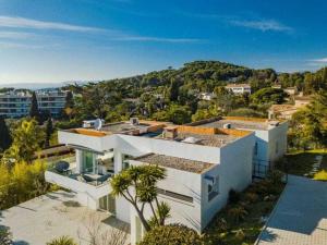 - une vue aérienne sur une maison blanche dans l'établissement Villa MARGARITTA 4km Cannes centre et plages, au Cannet