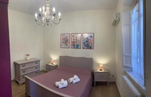 Un dormitorio con una cama con dos toallas encima. en La casa del Pucci, en Lucca