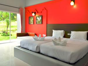 Postel nebo postele na pokoji v ubytování Arawan Beach Resort Krabi