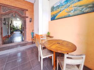 Φωτογραφία από το άλμπουμ του Nirvana Inn Gejayan Yogyakarta mitra RedDoorz σε Kejayan