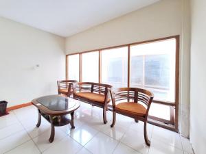 Χώρος καθιστικού στο Nirvana Inn Gejayan Yogyakarta mitra RedDoorz +25 φωτογραφίες