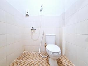 Ένα μπάνιο στο Nirvana Inn Gejayan Yogyakarta mitra RedDoorz