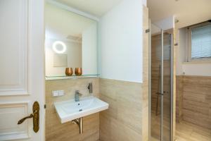 ein Badezimmer mit Waschbecken und Dusche in der Unterkunft TempelCasa Kreuzberg in Berlin