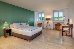 ein Schlafzimmer mit einem Bett und einer grünen Wand in der Unterkunft TempelCasa Kreuzberg in Berlin
