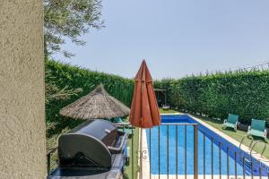 Bazén v ubytování Fantastic Family Villa nebo v jeho okolí