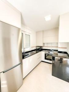 Η κουζίνα ή μικρή κουζίνα στο Apartamento Finisterre 2 by ALÔGA - Playa Langosteira