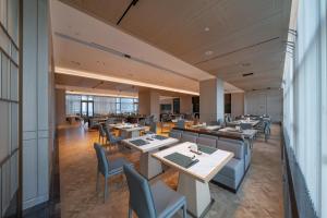 温州YTL ChangChengYunYue Hotel的餐厅里有桌椅的餐厅